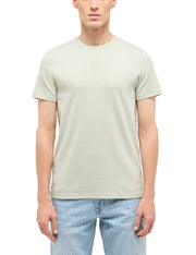Tricou Allen verde pal, detaliu, broderie cu cal pe piept, plan apropiat