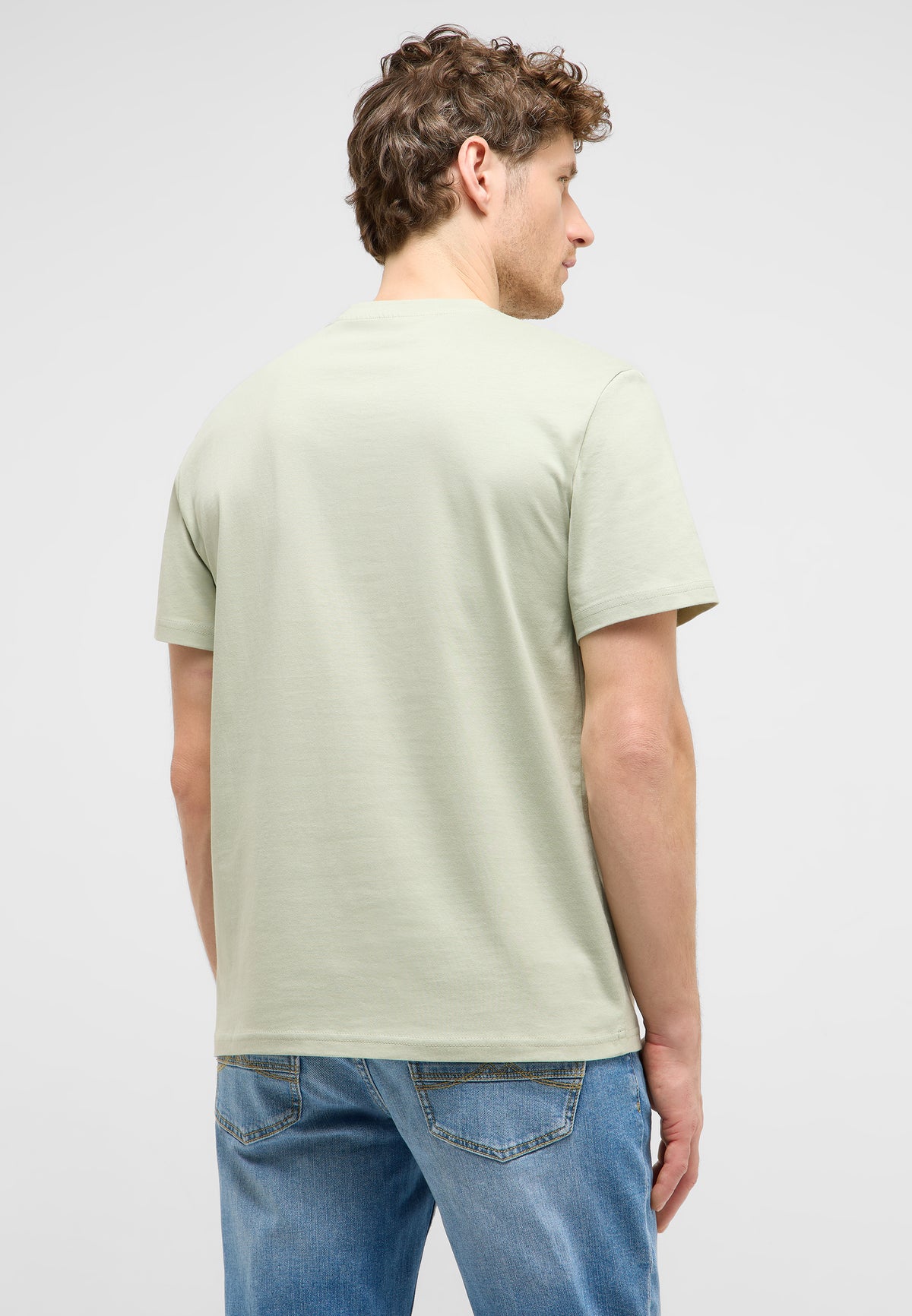 Tricou Austin verde deschis, spate, purtat, fără imprimeu vizibil