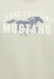 Tricou Austin verde deschis, detaliu, imprimeul „Jeans Company Mustang” cu silueta calului pe piept