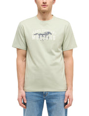 Tricou Austin verde deschis, față, purtat cu blugi, imprimeu „Jeans Company Mustang” pe piept