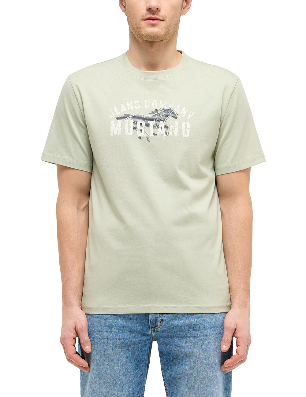 Tricou Austin verde deschis, față, purtat cu blugi, imprimeu „Jeans Company Mustang” pe piept