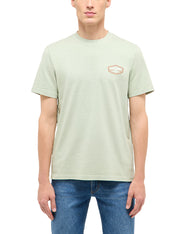 Tricou Austin verde mentă, față, prim-plan cu emblemă Mustang Jeans Co pe piept și guler rotund