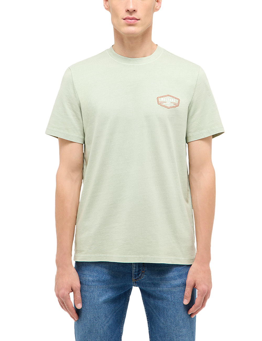 Tricou Austin verde mentă, față, prim-plan cu emblemă Mustang Jeans Co pe piept și guler rotund