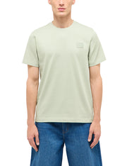 Tricou Austin verde pal, față, purtat, petic ton pe ton cu inscripția Mustang pe piept