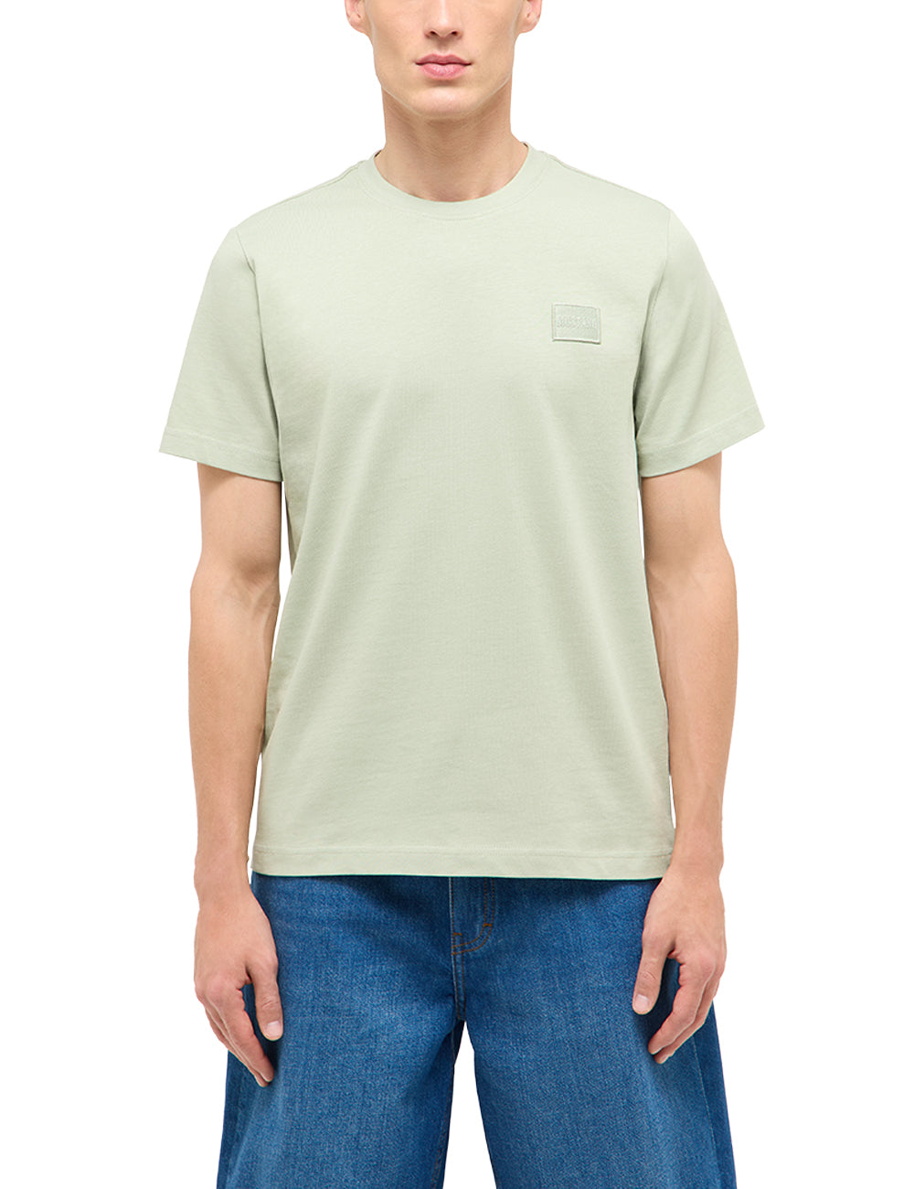 Tricou Austin verde pal, față, purtat, petic ton pe ton cu inscripția Mustang pe piept