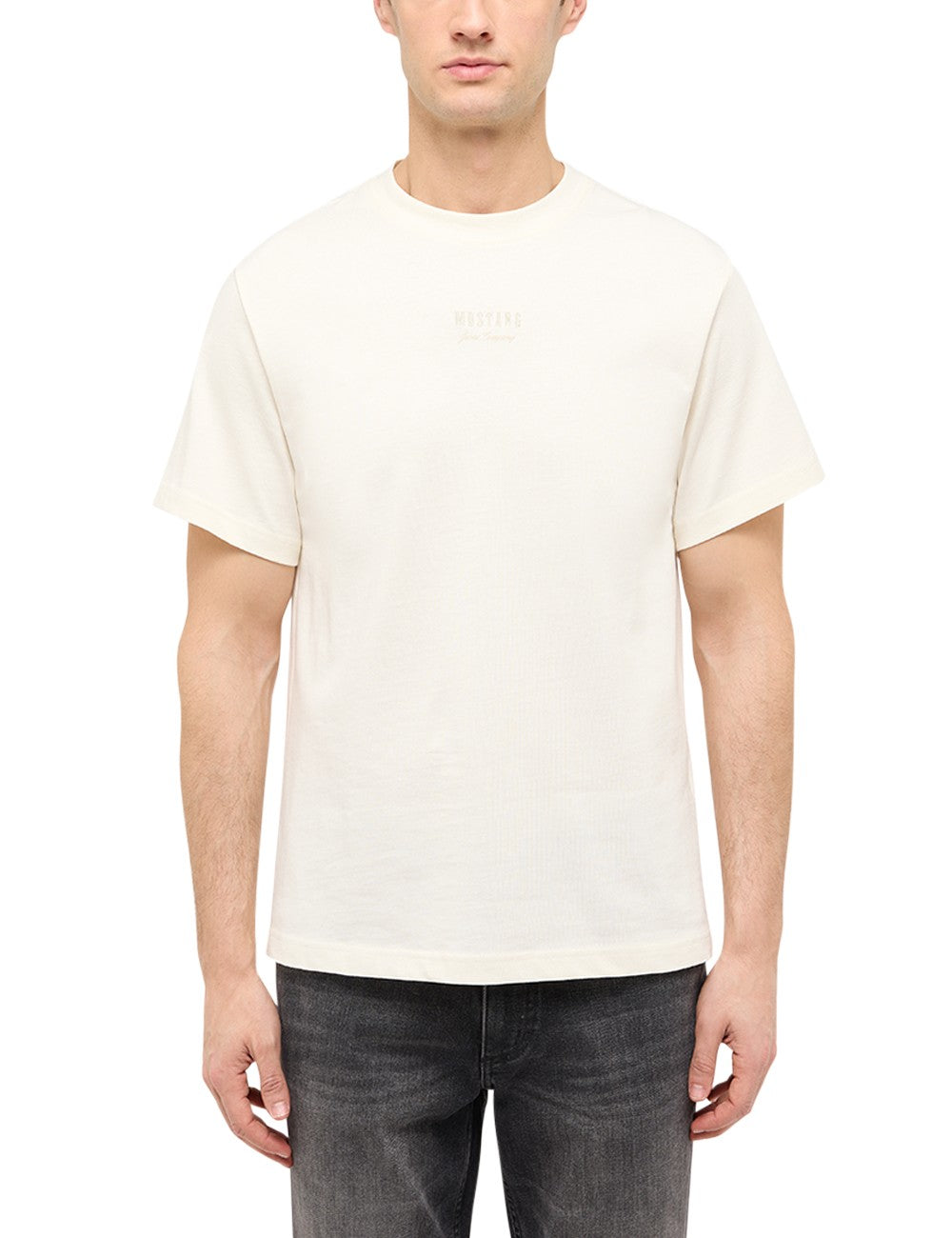 Tricou Akron alb, față, logo brodat mic pe piept, mânecă scurtă