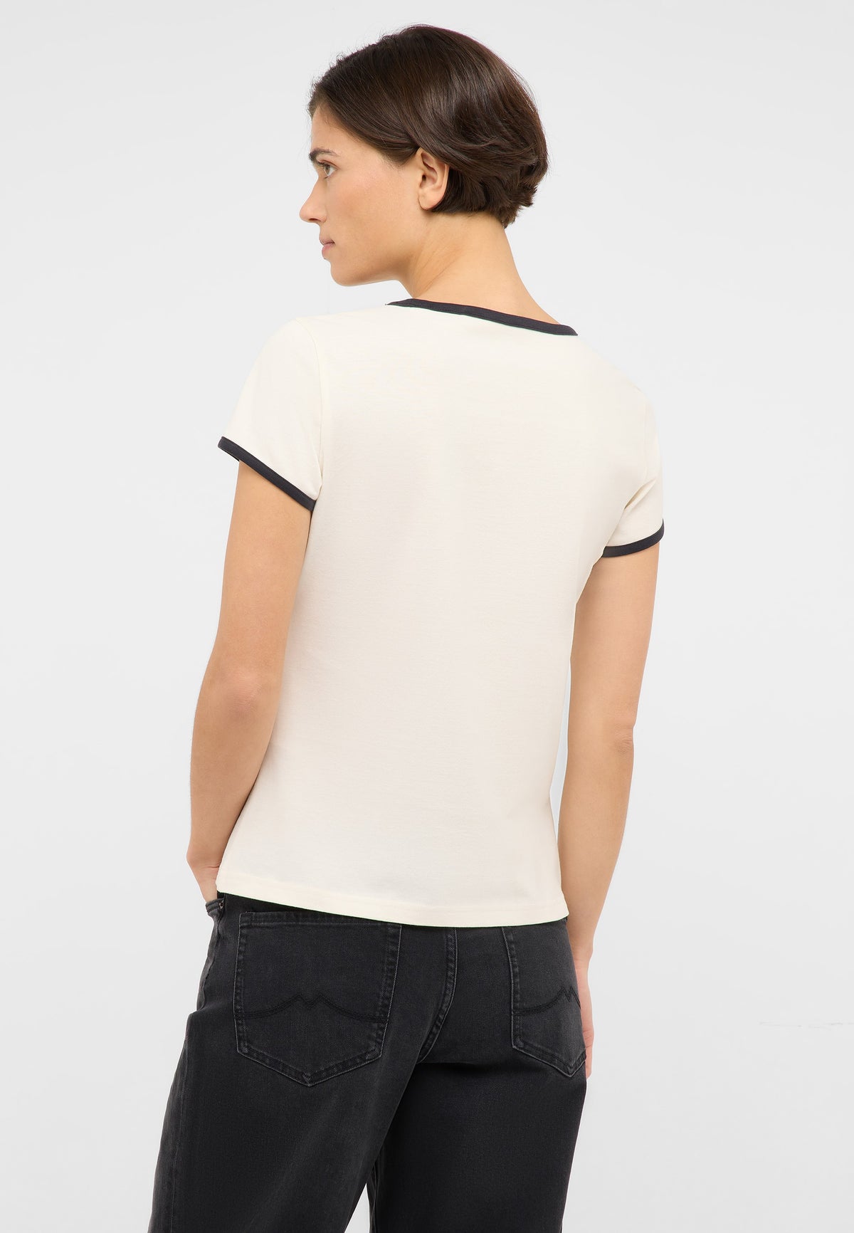 Tricou Loa alb, spate, fără imprimeu, purtat de un model cu blugi negri