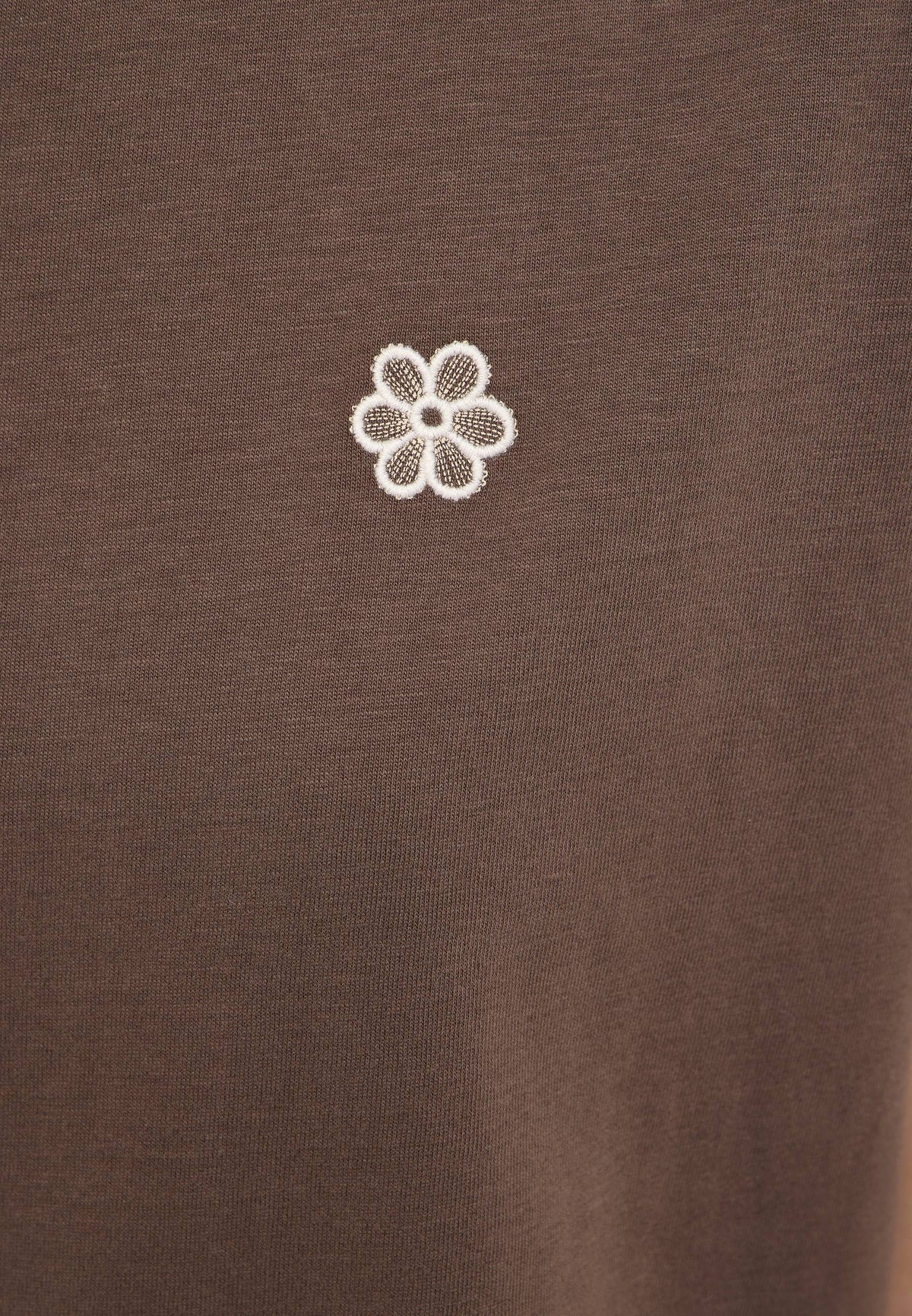 Tricou Floris maro, detaliu, logo brodat în formă de floare pe piept