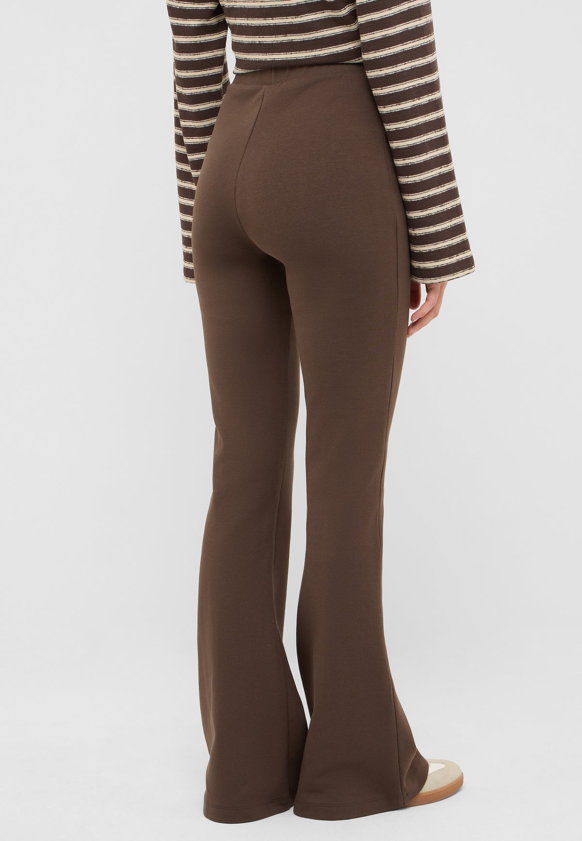 Pantaloni Healy maro, spate, croială evazată, fără buzunare vizibile