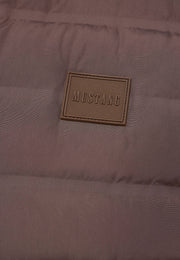Vestă Dublin maro, detaliu, petic cu logo Mustang pe material matlasat