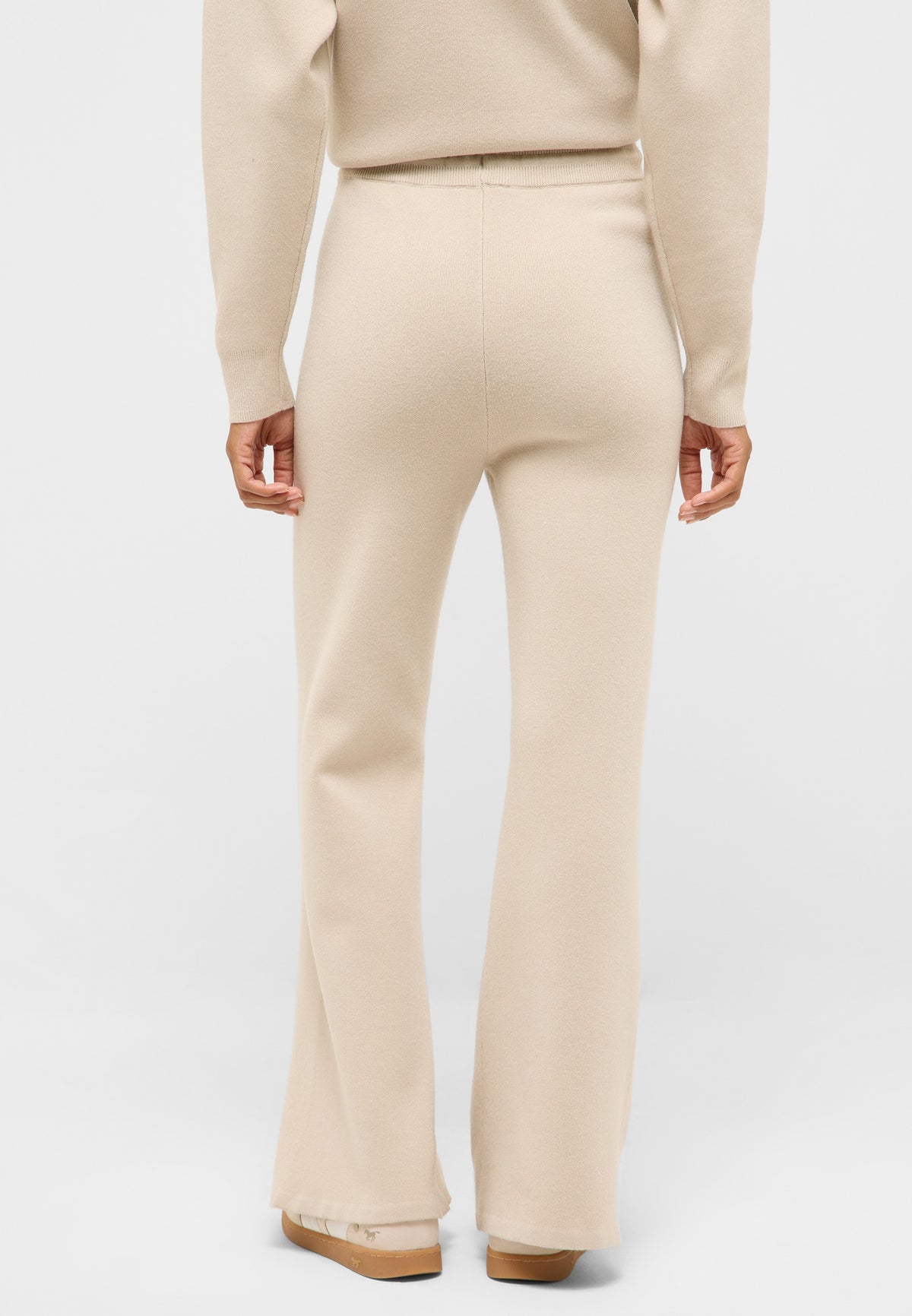 Pantaloni Healy bej nisipiu, spate, croială evazată fără buzunare vizibile
