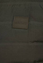 Vestă Dublin verde kaki, detaliu, petic cu logo Mustang pe material matlasat