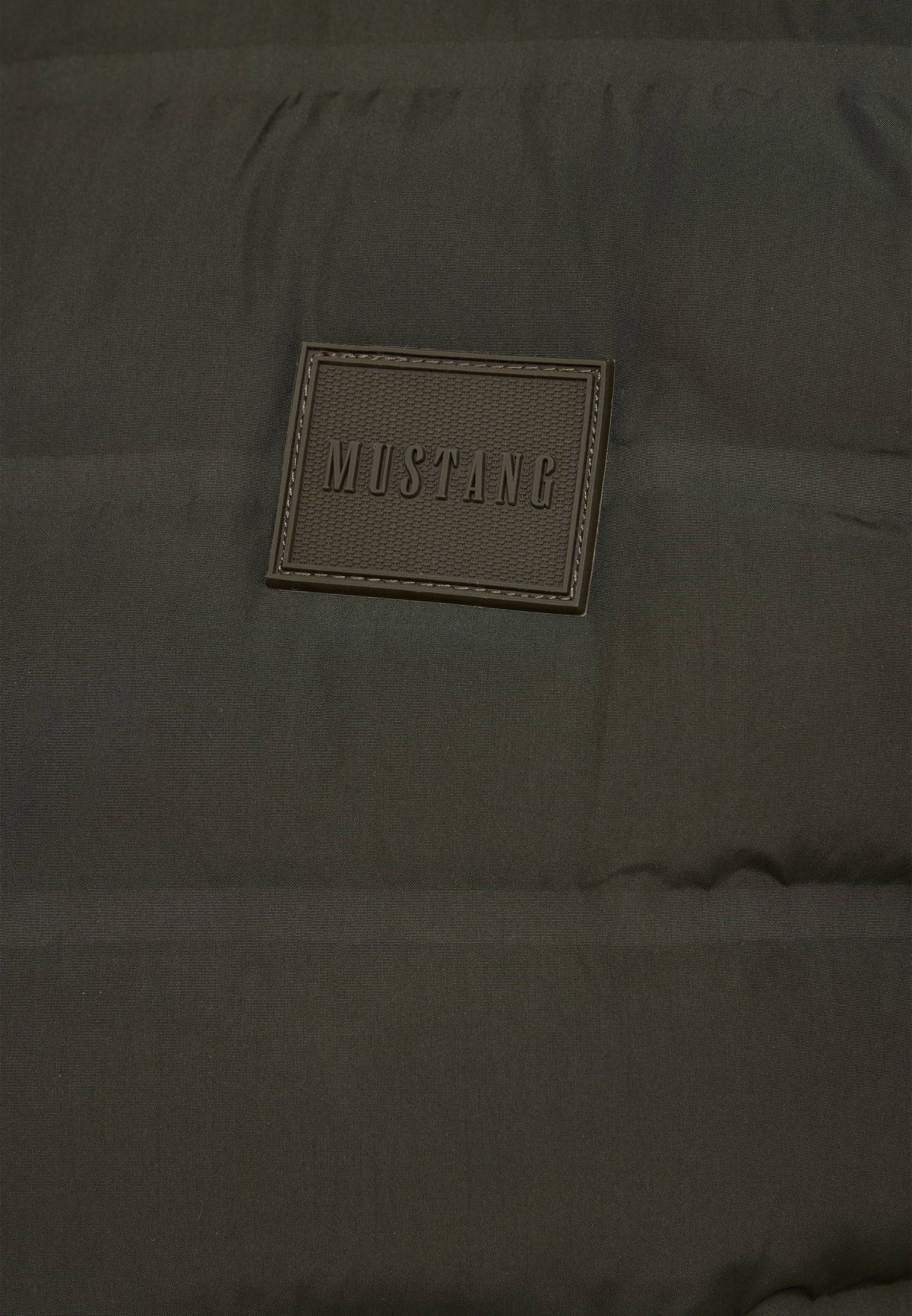 Vestă Dublin verde kaki, detaliu, petic cu logo Mustang pe material matlasat