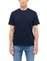 Tricou Austin albastru închis, față, purtat, croială simplă cu guler rotund