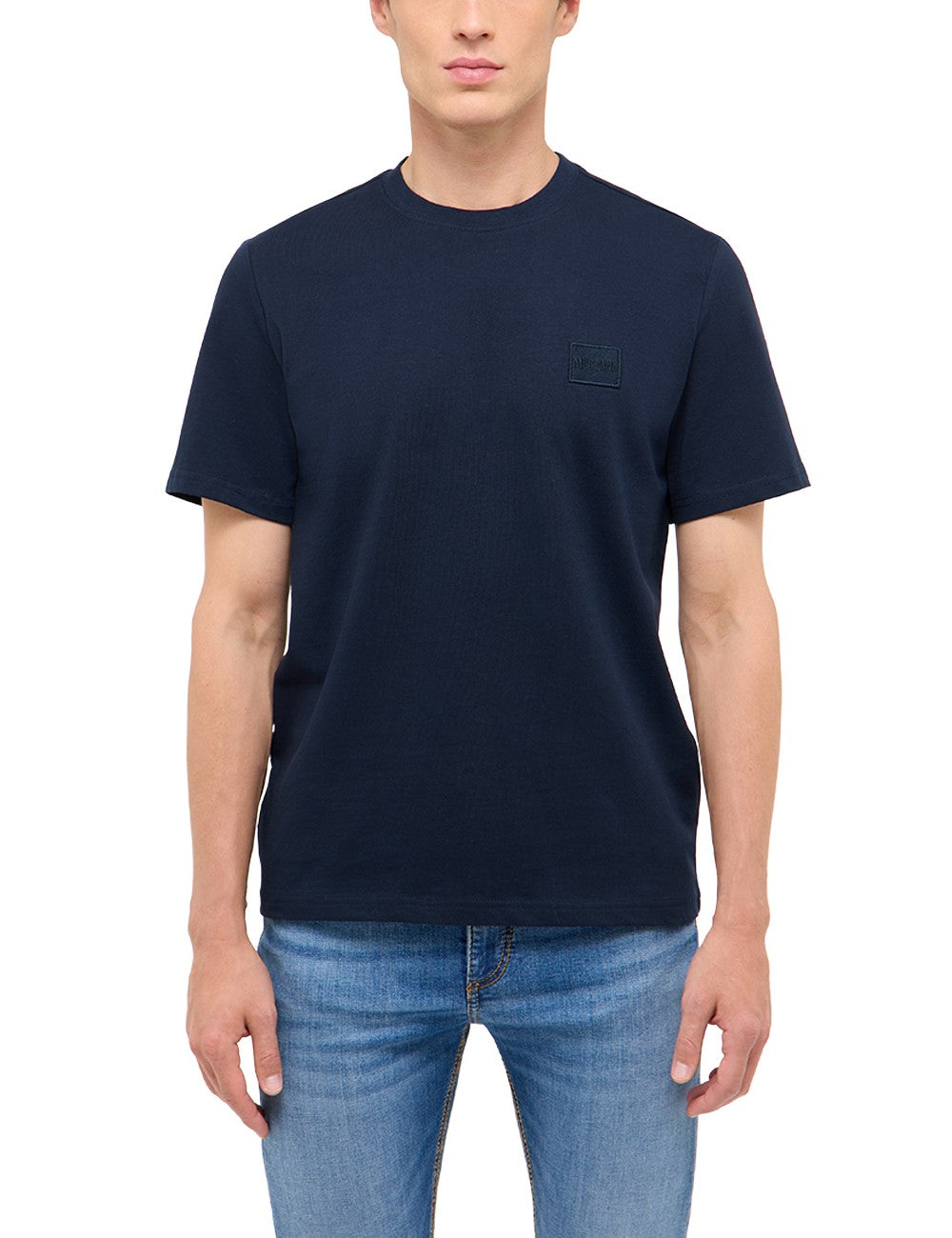 Tricou Austin albastru închis, față, purtat, croială simplă cu guler rotund