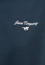 Tricou Monroe albastru închis, detaliu, logo brodat alb Jeans Company cu cal alergând