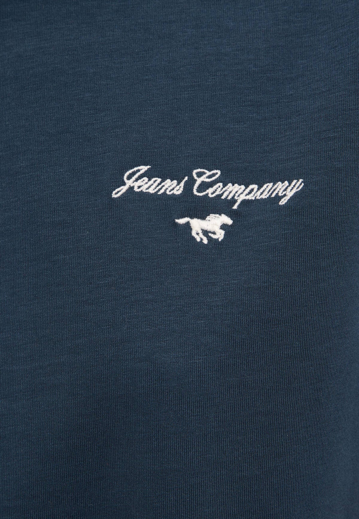 Tricou Monroe albastru închis, detaliu, logo brodat alb Jeans Company cu cal alergând