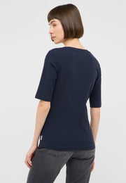 Tricou Avery albastru închis, spate, pe model, croi mulat pe corp