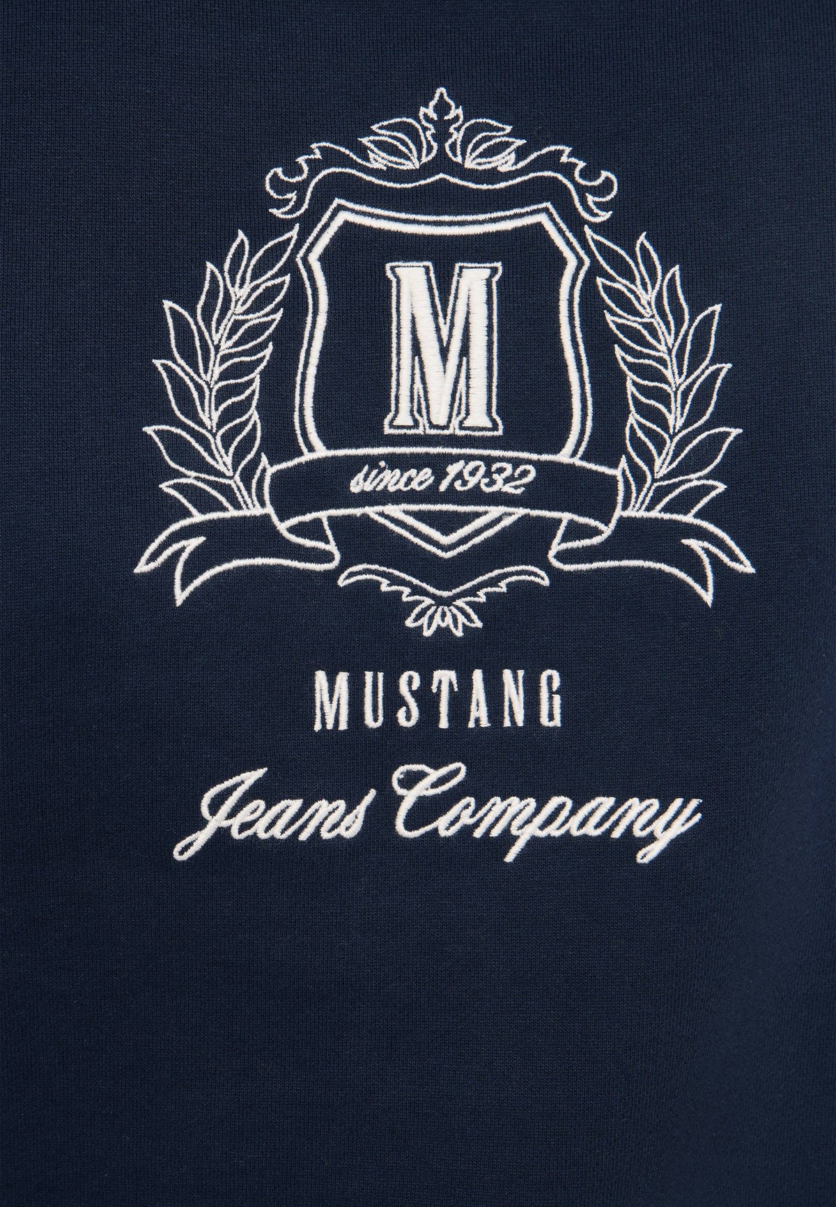 Bluză Salida albastru închis, detaliu, imprimeu brodat cu stemă, litera M și textul Mustang Jeans Company
