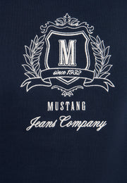 Bluză Salida albastru închis, detaliu, imprimeu brodat cu stemă, litera M și textul Mustang Jeans Company