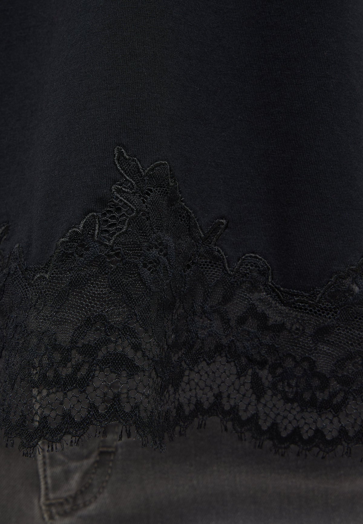 Tricou Floris negru, detaliu, model de dantelă florală la tivul de jos