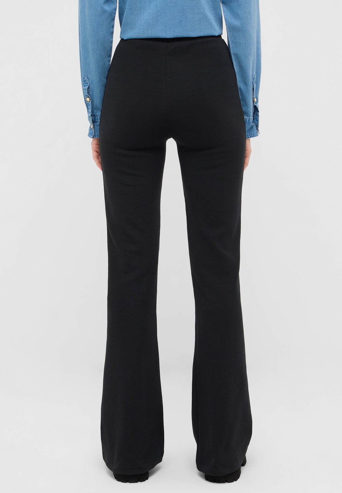 Pantaloni Healy negru, spate, croială evazată, fără buzunare vizibile