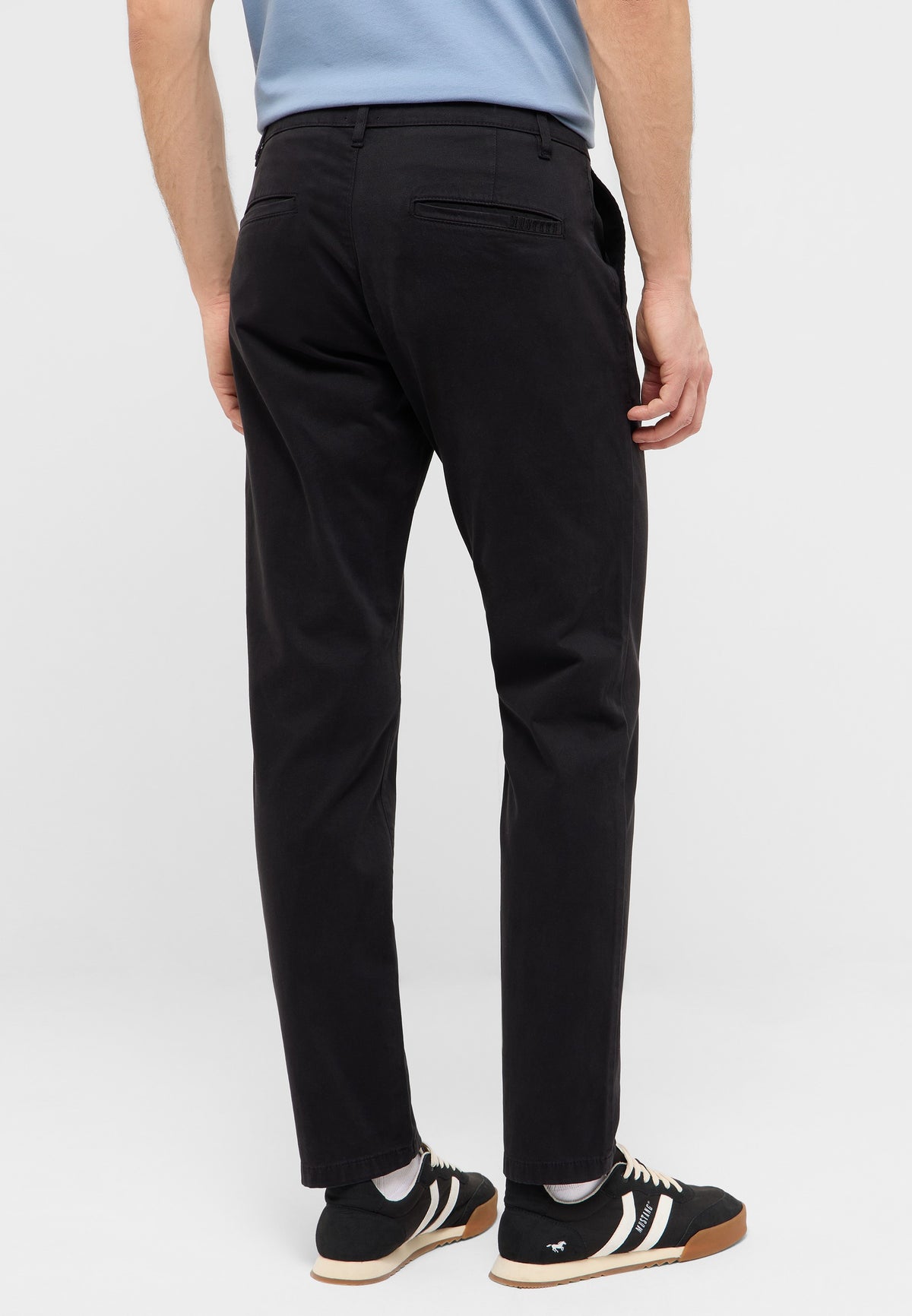 Pantaloni Brad Chino Essentials negri, spate, două buzunare cu tăietură, cel drept cu inscripție brodată ton pe ton