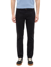 Pantaloni Brad Chino Essentials negri, față, purtați cu polo bleu și teniși negri cu dungi crem