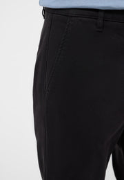 Pantaloni Brad Chino Essentials negri, detaliu, buzunar lateral oblic și gaică de curea