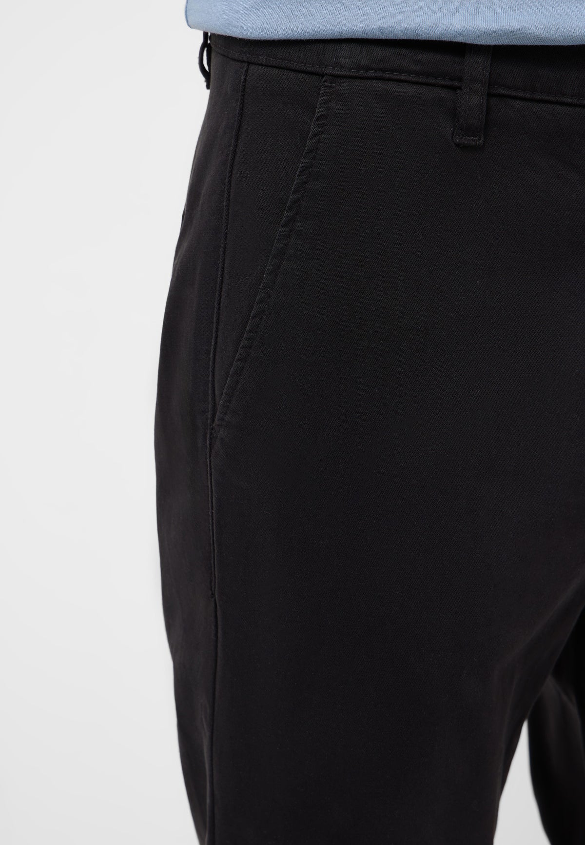 Pantaloni Brad Chino Essentials negri, detaliu, buzunar lateral oblic și gaică de curea