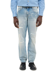 Blugi Denver albastru deschis, față, purtați de model cu cămașă din denim și pantofi negri