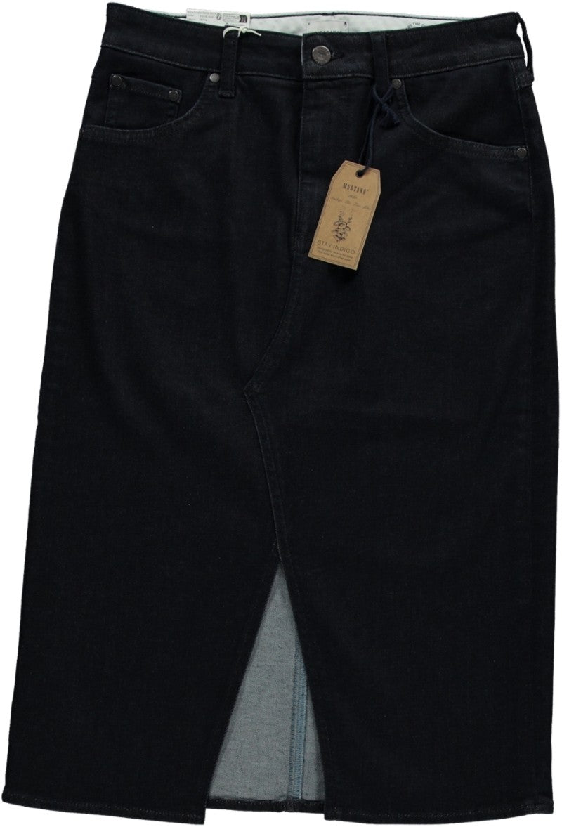 Fustă Eureka Denim albastru închis, față, așezată plat cu eticheta de carton Stay Indigo atârnând
