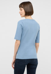 Tricou Avery albastru deschis, spate, pe model, croi mulat pe corp