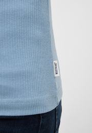 Tricou Avery albastru deschis, detaliu, etichetă țesută Mustang la tiv