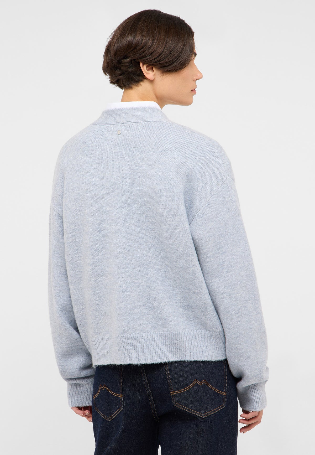 Cardigan Sedalia albastru deschis, spate, nasture metalic mic sub guler