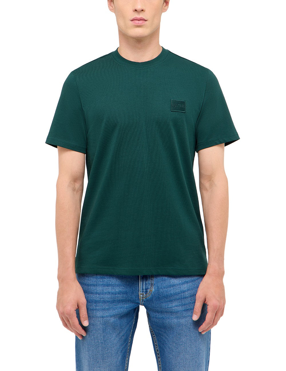 Tricou Austin verde, față, purtat, croială simplă cu guler rotund