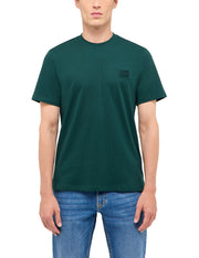 Tricou Austin verde, față, purtat, croială simplă cu guler rotund