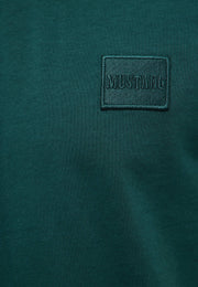 Tricou Austin verde, detaliu, petic pătrat brodat ton-in-ton pe piept