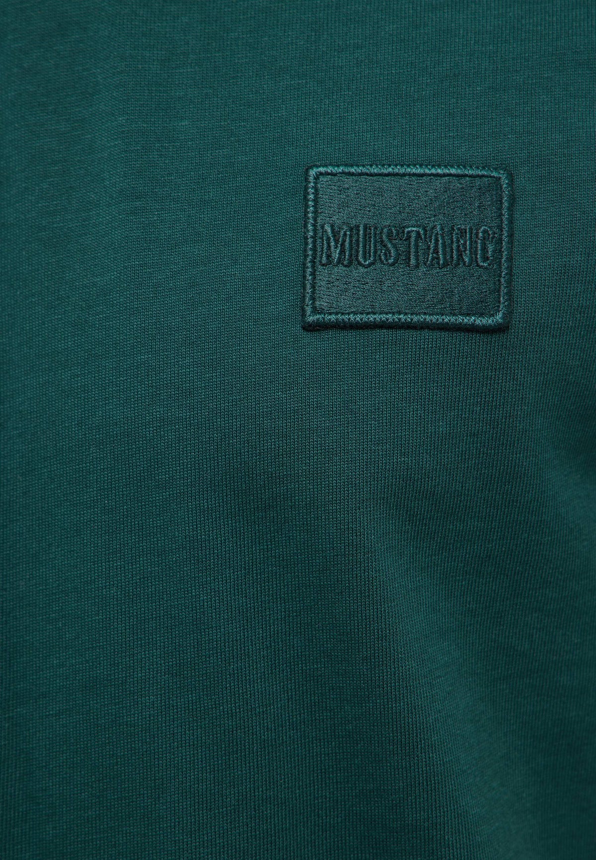 Tricou Austin verde, detaliu, petic pătrat brodat ton-in-ton pe piept