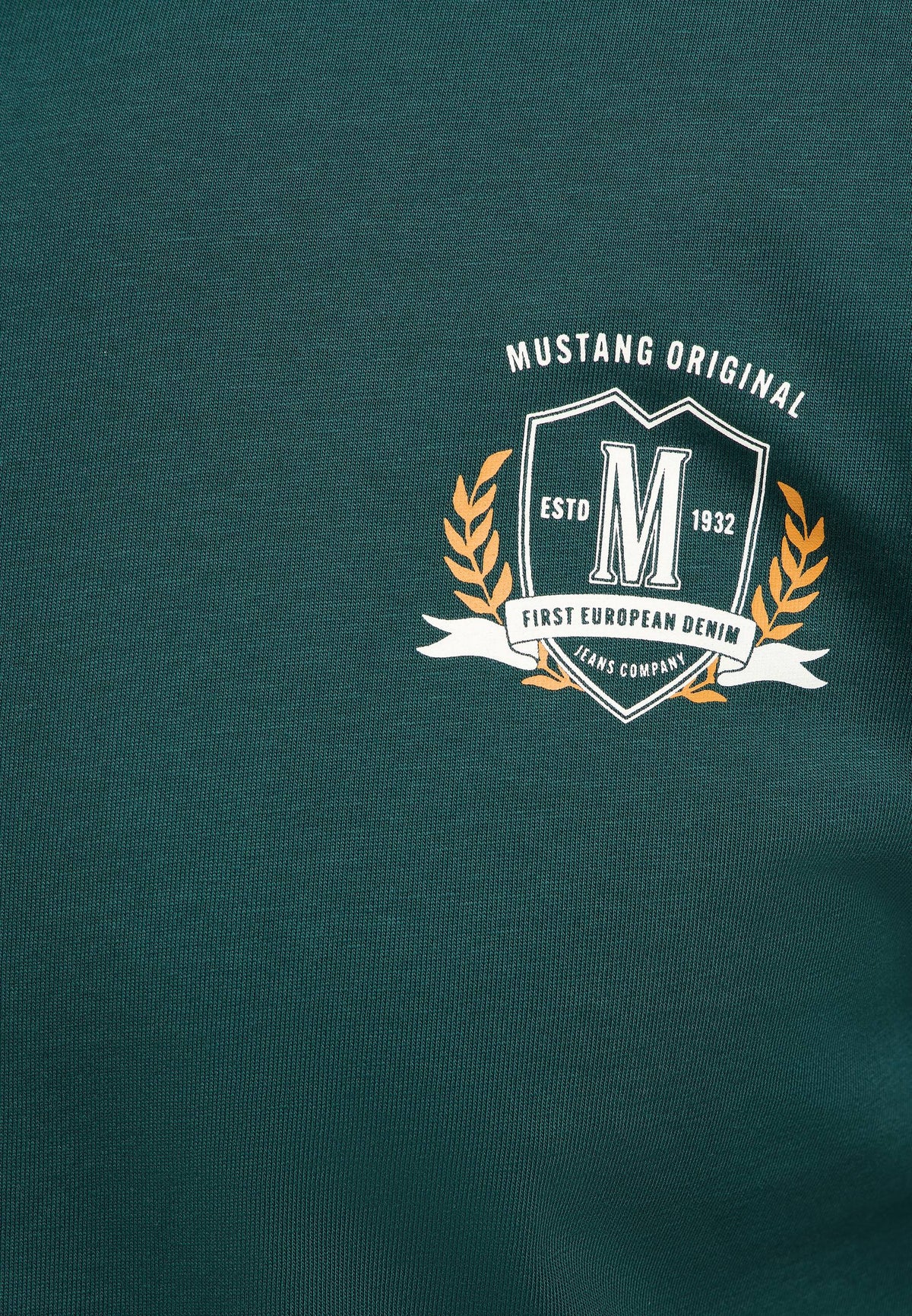 Tricou Austin verde, detaliu, imprimeu mic pe piept cu blazon alb, spice galbene și banderolă