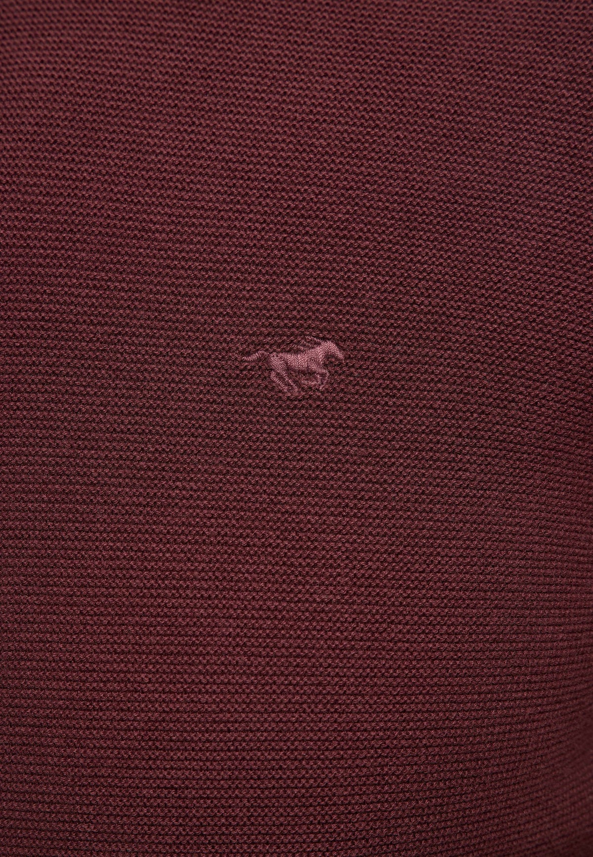 Pulover Elliot bordo, detaliu, logo brodat cu siluetă de cal pe tricot