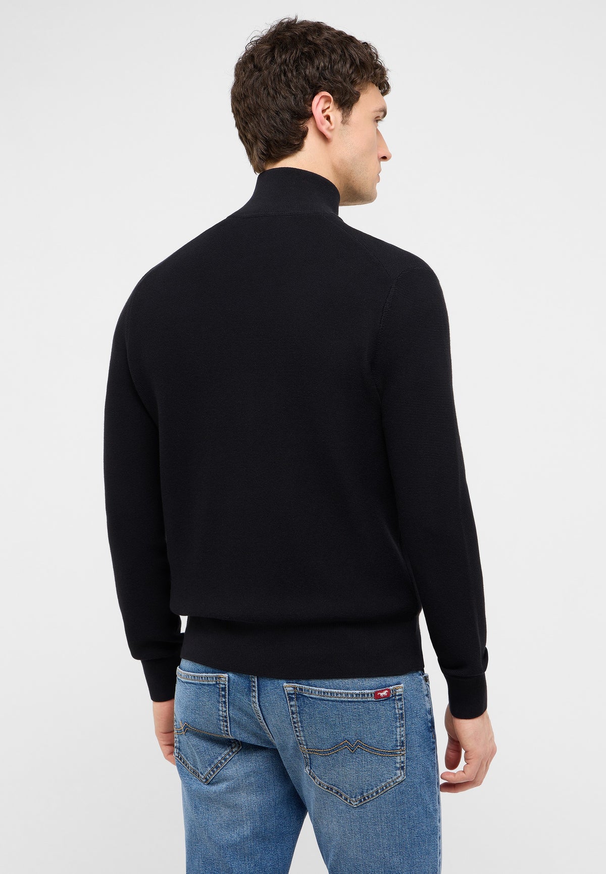 Cardigan Escondido negru, spate, pe model, guler înalt cu fermoar