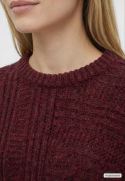 Pulover Sofia bordo, detaliu, guler rotund canelat și tricot cu textură groasă și zone aerate