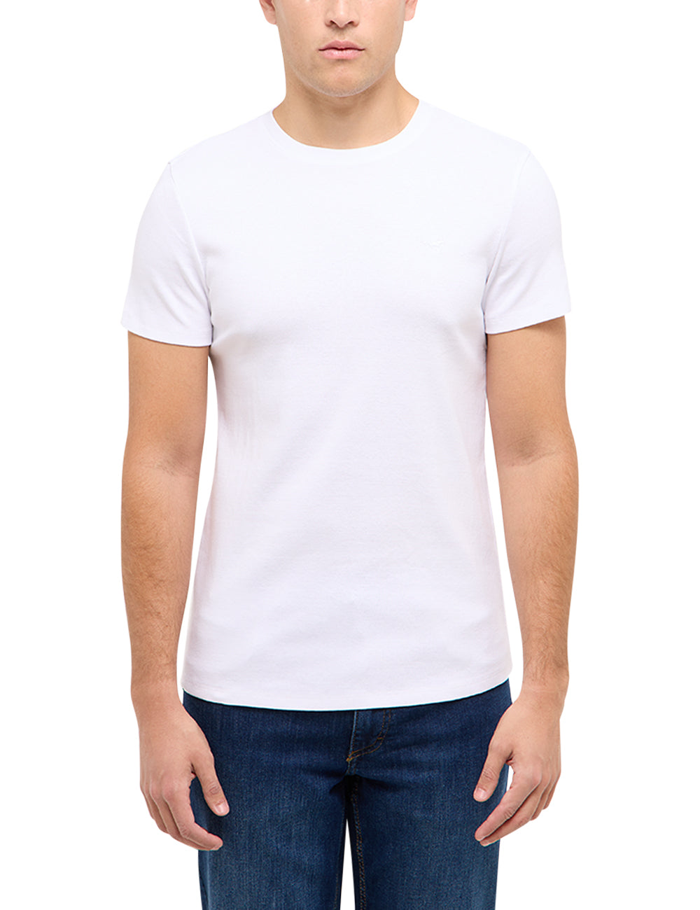 Tricou Allen alb, față, purtat pe model, plan apropiat pe piept