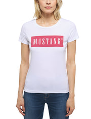 Tricou Alina C Logo alb, față, purtat pe model, casetă roșie cu textul "MUSTANG" pe piept