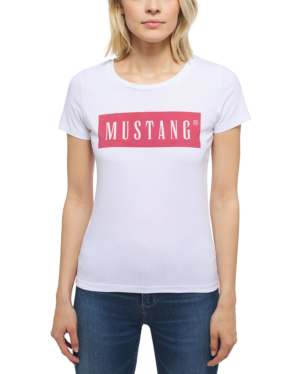 Tricou Alina C Logo alb, față, purtat pe model, casetă roșie cu textul "MUSTANG" pe piept
