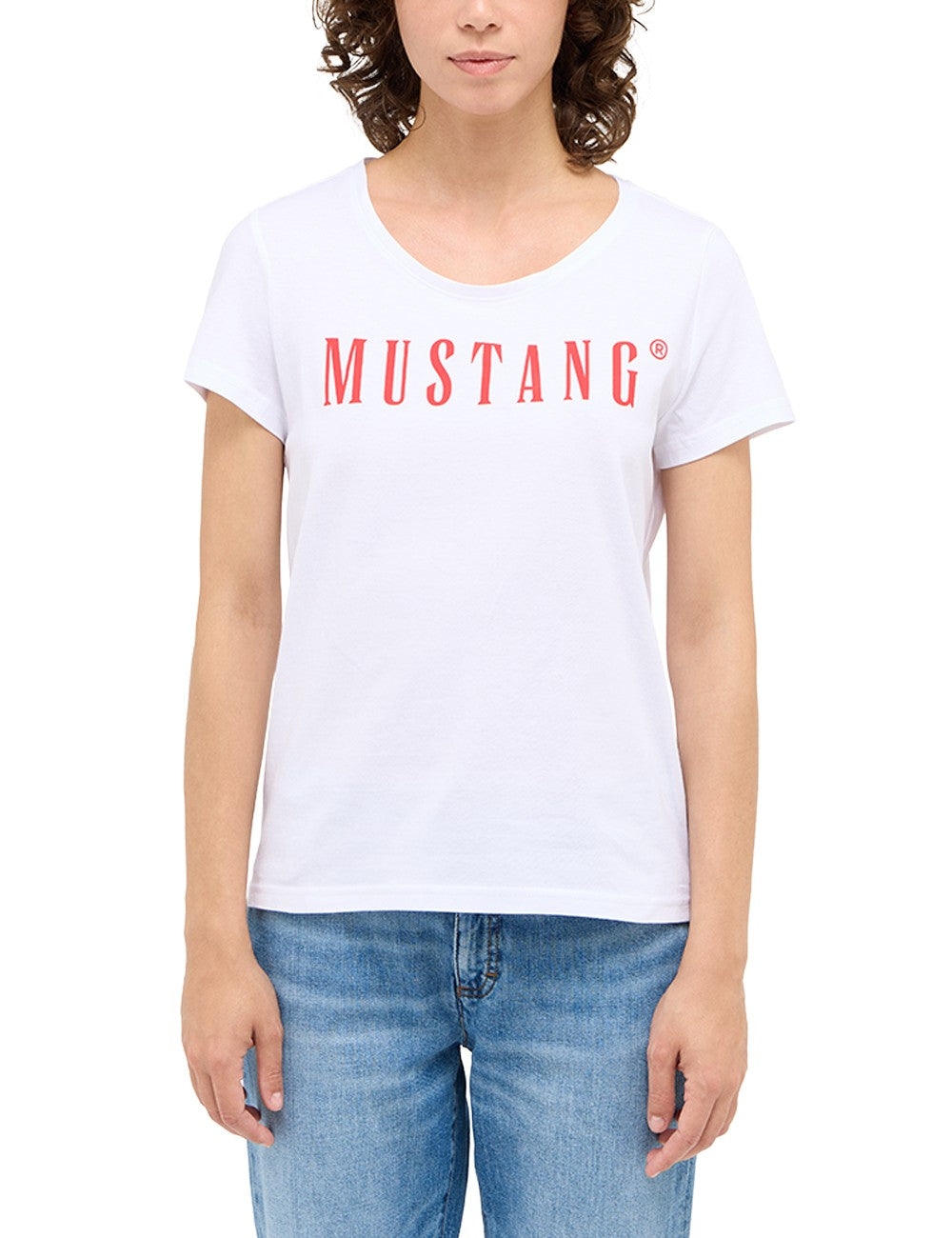 Tricou Alma alb, față, imprimeu roșu „MUSTANG” pe piept, purtat pe model
