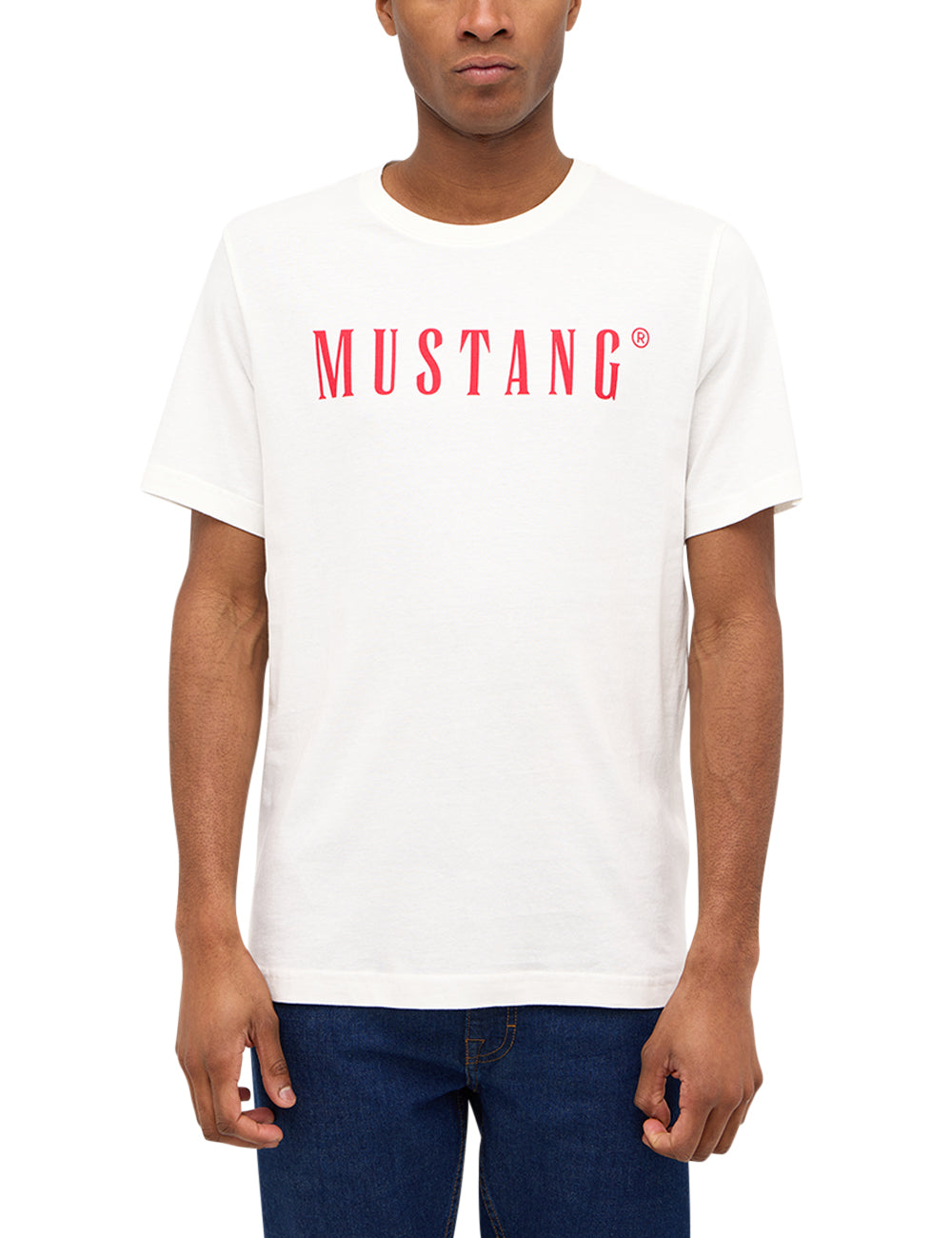 Tricou Austin alb, față, imprimeu roșu „MUSTANG” pe piept, purtat cu blugi