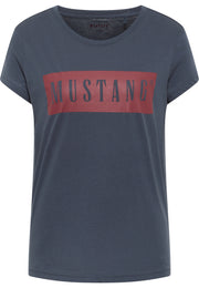 Tricou Alina C Logo albastru gri, față, casetă roșie cu textul "MUSTANG" pe piept
