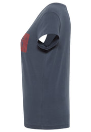 Tricou Alina C Logo albastru gri, lateral, capăt de casetă roșie vizibil pe umăr